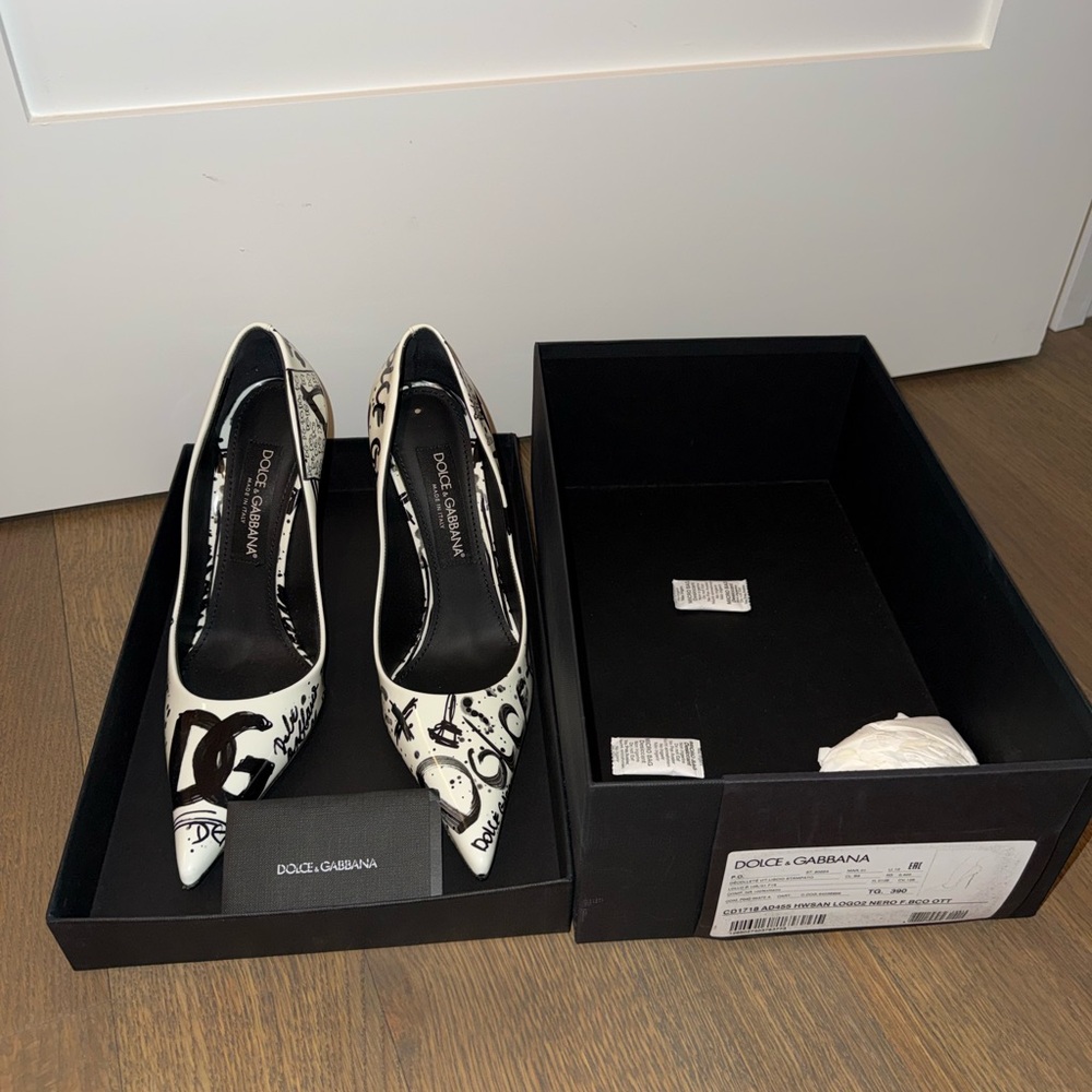 Dolce & Gabbana Monochrome Script Heels